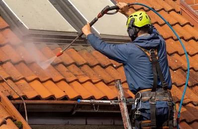 Démoussage et hydrofuge de toiture au Porge